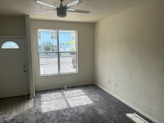 Building Photo - Spacious townhome in Kensington North