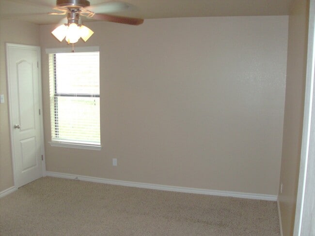 Building Photo - 3/2 duplex close to Clear Creek Gate viewable 8/05/2026