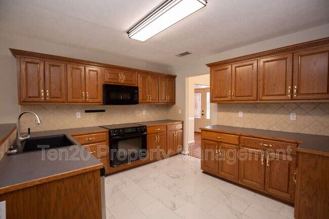 Building Photo - 177 Richardson Rd