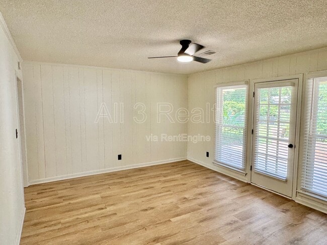Building Photo - 713 Dubuque Dr