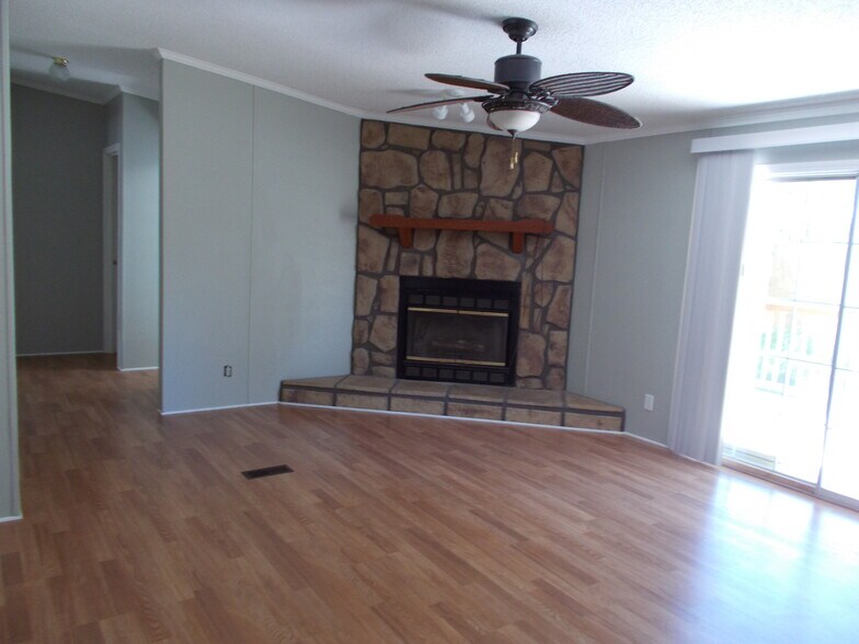 Building Photo - 22696 Lakeway Hbr