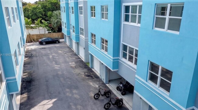 Building Photo - 824 SE 12th Ct