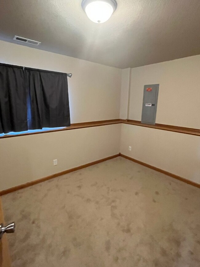 Building Photo - ** MOVE-IN SPECIAL ** 4 Bedroom, 2 Bathroo...