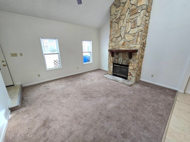Building Photo - Awesome 3 Bed / 2 Bath Townhome with Open ...