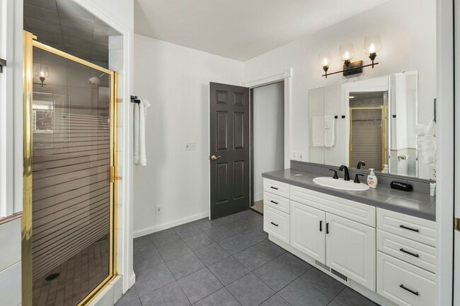 Building Photo - 20 E Dalby Rd