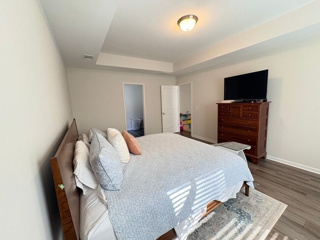 Building Photo - Welcome To Heritage New River Side