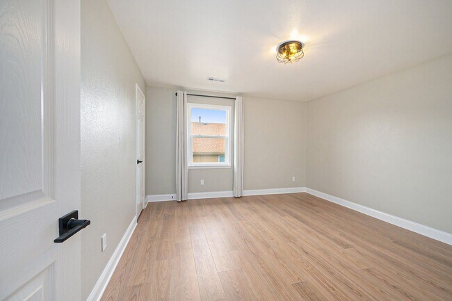 Building Photo - Updated 3BR/2BA in Great Location: Available Now