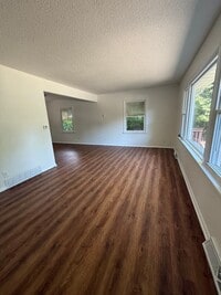 Building Photo - Move in ready! Large 4 bedroom home.
