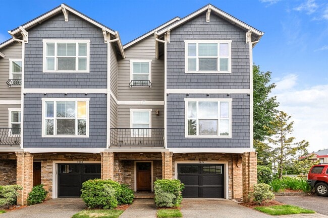 Building Photo - End unit 2BD 2.5BA + Office + Loft +  Tri Level Townhouse w/Garage + AC + Balcony + Washer/Dryer