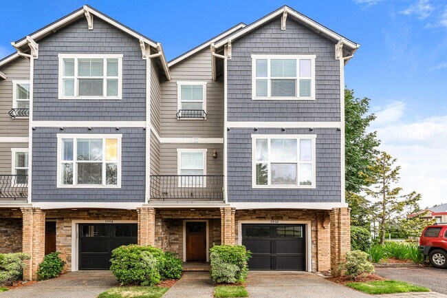 Building Photo - End unit 3BD 2.5BA + Loft +  Tri Level Townhouse w/Garage + AC + Balcony + Washer/Dryer