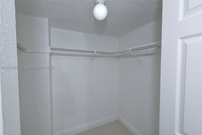 Building Photo - 806 N Miami Beach Blvd