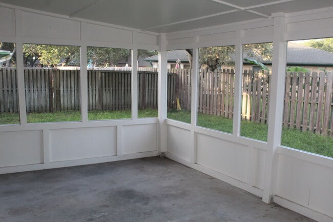 Building Photo - 1414 N Live Oak St