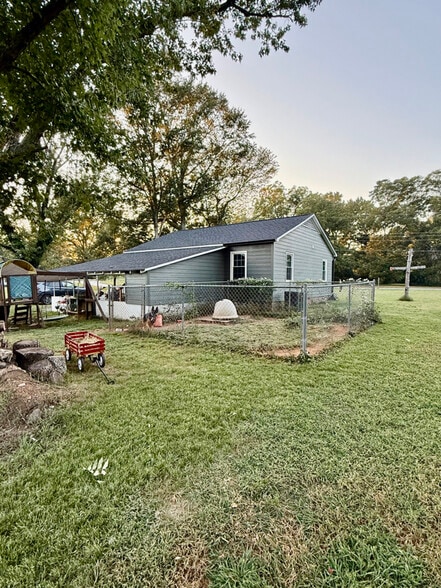 Building Photo - 245 Church St