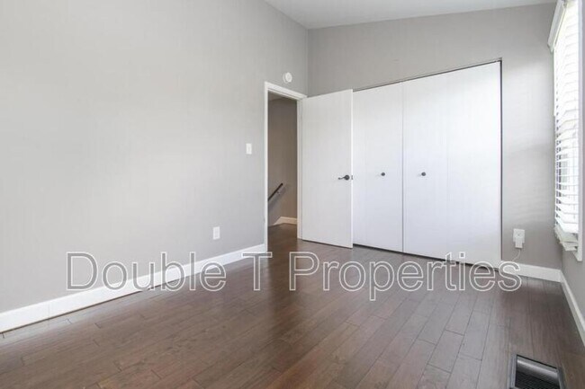 Building Photo - 922 South Paca St
