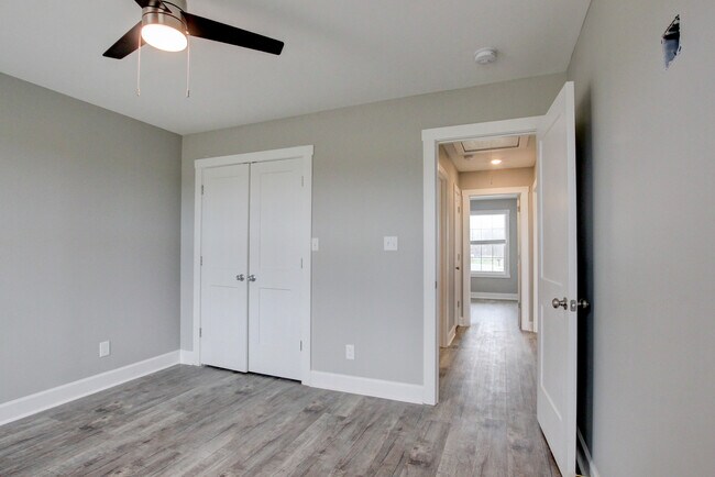 Building Photo - 127 Riverbend Dr