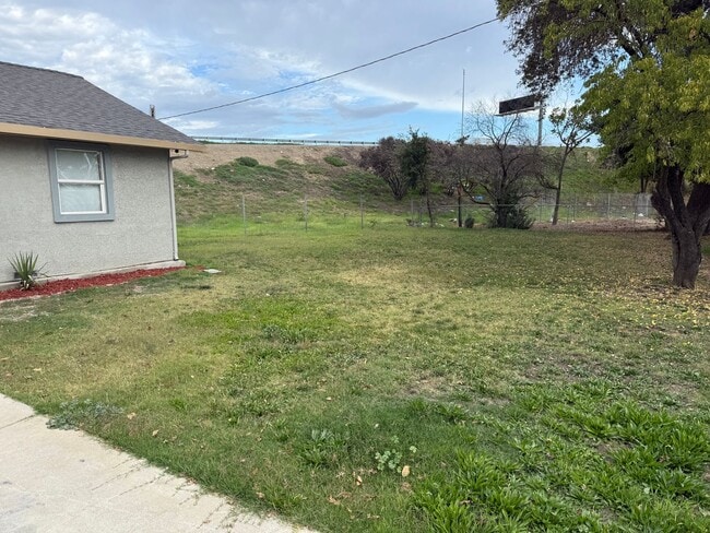 Building Photo - FRESHLY RENOVATED  MOVE IN READY!!