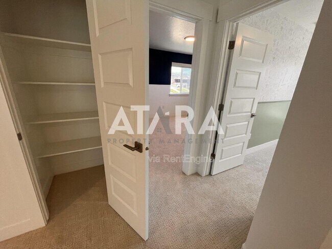 Building Photo - 909 Sagehill Dr