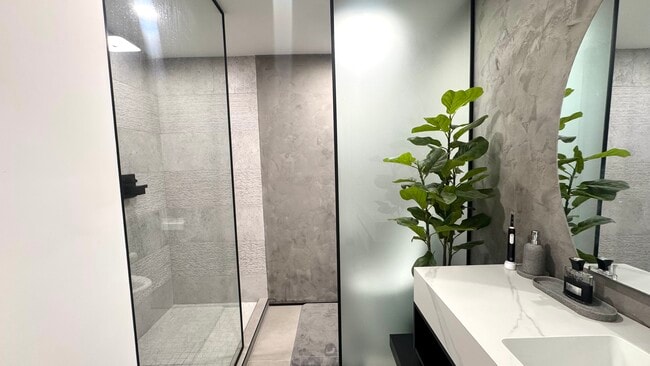 Building Photo - Hibiscus Condo
