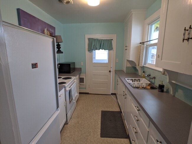 Building Photo - Fully furnished 1 bed 1 bath in Port Angeles
