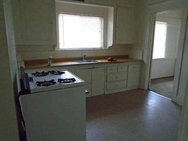 Building Photo - 1027 H St