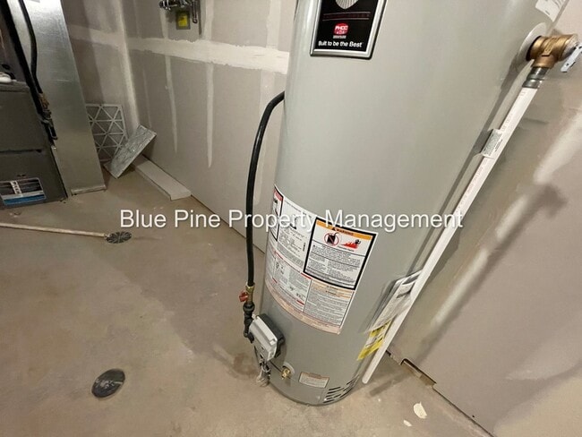 Building Photo - 5844 Wildrose Ave