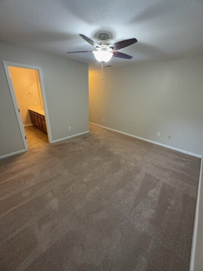 Building Photo - 121 Suffolk Cir