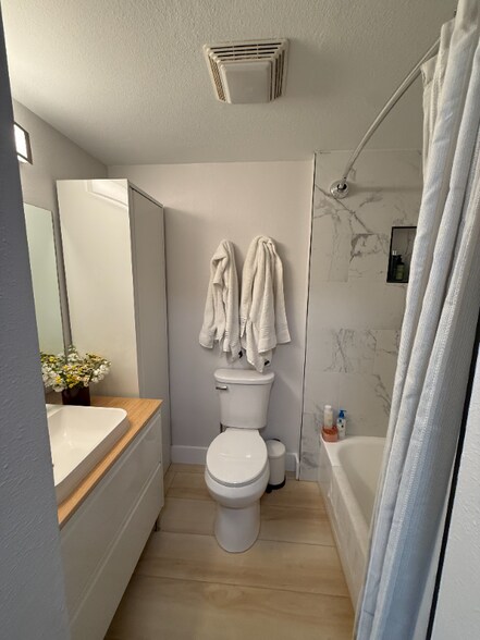 Building Photo - 406 W Azeele St