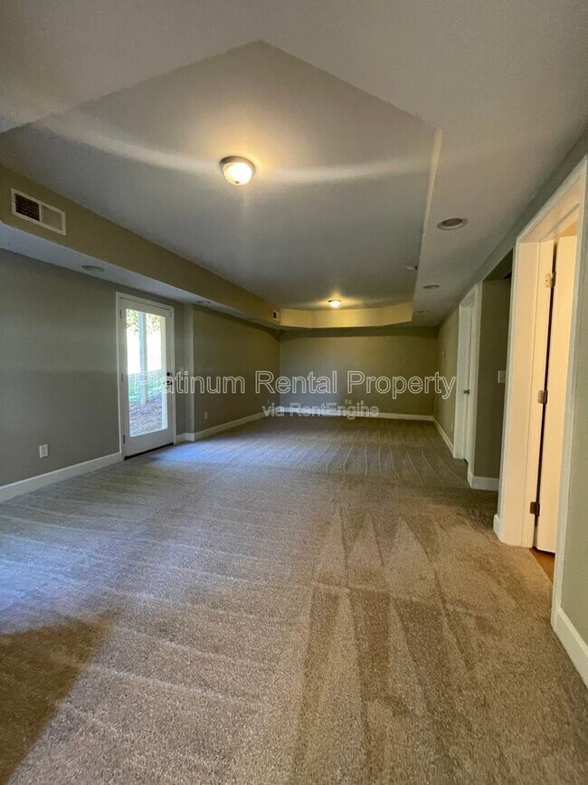 Building Photo - 1305 Smithdale Heights Dr