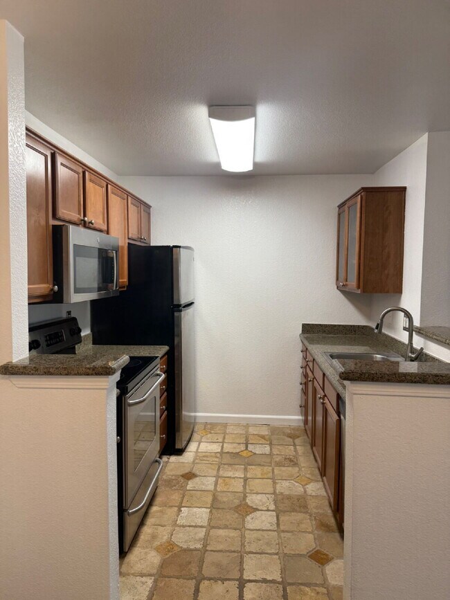 Building Photo - Beautiful 2 Bed, 1 Bathroom Lower-Level Co...