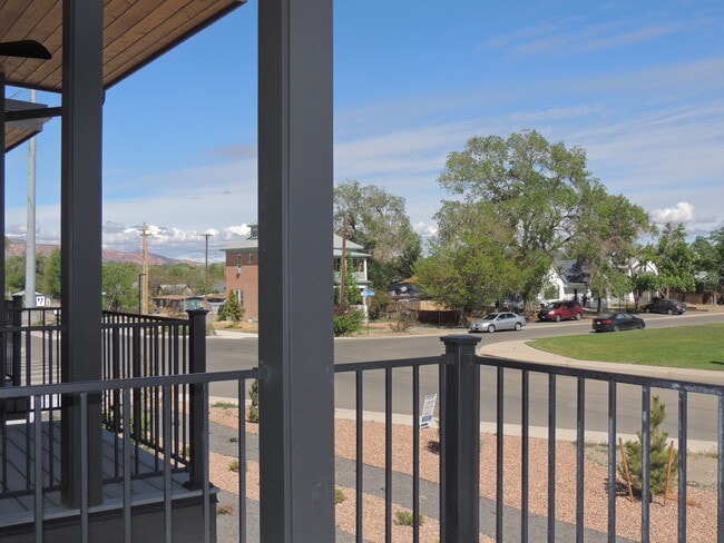 Building Photo - 600 Lawrence Ave