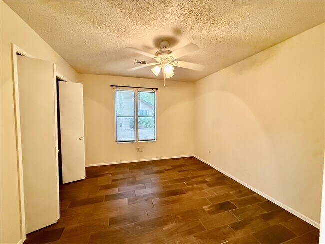 Building Photo - 930 N Century Dr