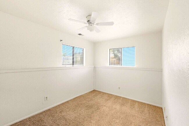 Building Photo - Available Immediately! 3 Bed 1 Bath in Denver
