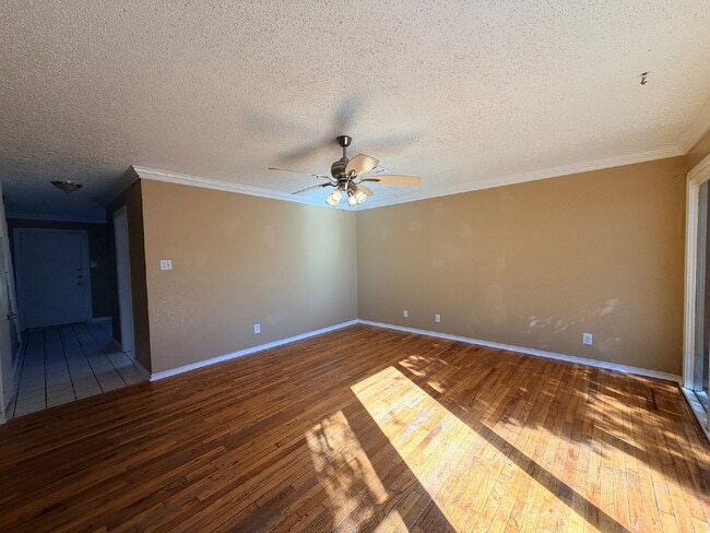 Building Photo - "Charming 3-Bed, 2-Bath Home in Lubbock – Spacious 1,233 Sq Ft Gem on 33rd Street!"