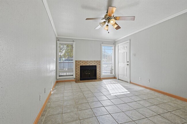 Building Photo - 3900 Woodchase Dr