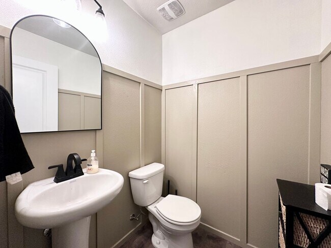 Building Photo - Modern 3-Bedroom 2.5 Bath Single Family Home in Gresham!