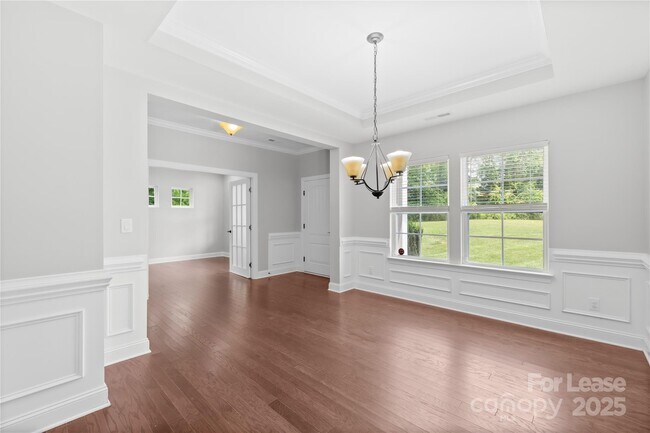 Building Photo - 2136 Laurens Dr