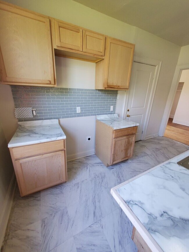 Building Photo - 223-225 E Burleigh St. (Duplex)