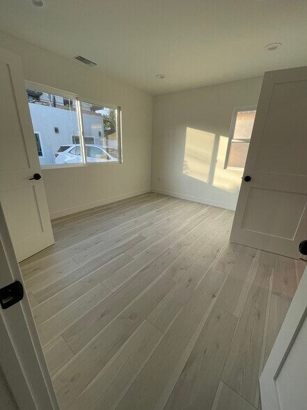 Building Photo - 1049 Davis Ave