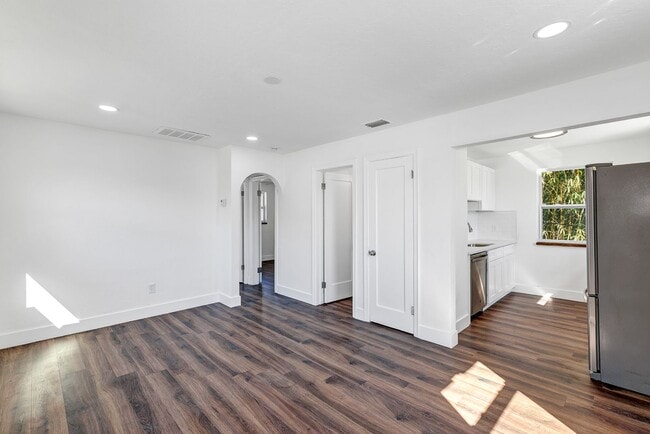 Building Photo - Bright & Updated 2BR Top Unit Duplex | White Kitchen & Stainless Appliances in Saint Petersburg