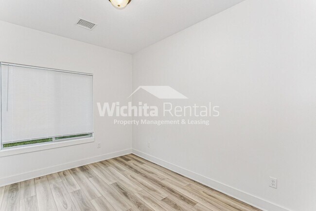 Building Photo - 920-922 Onewood Place