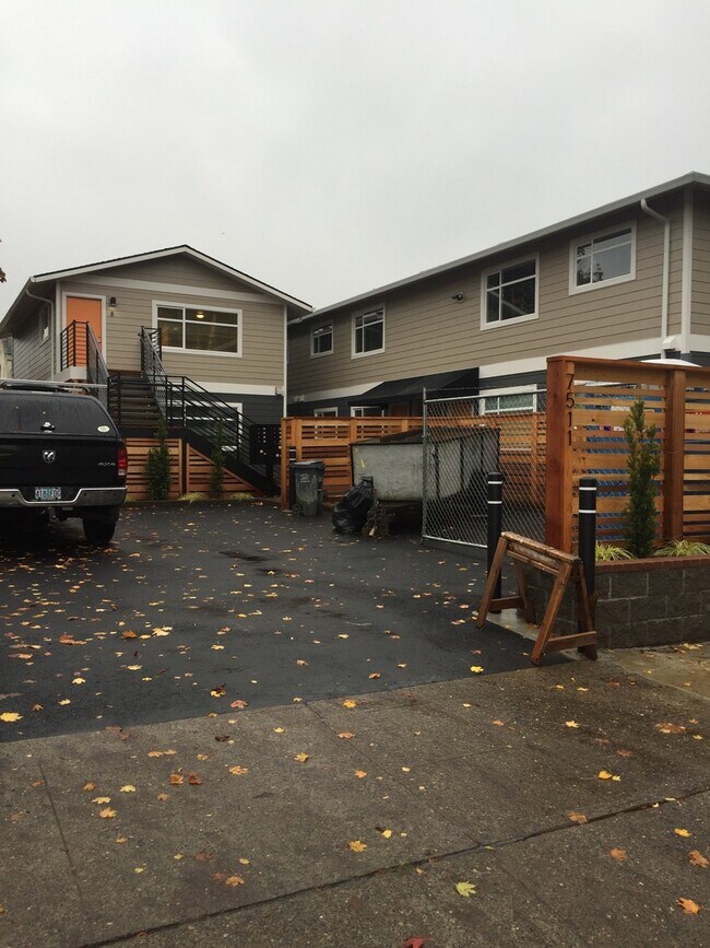 Building Photo - Modern PrivatePorch/Entry 2Br Hardwoods-Qu...