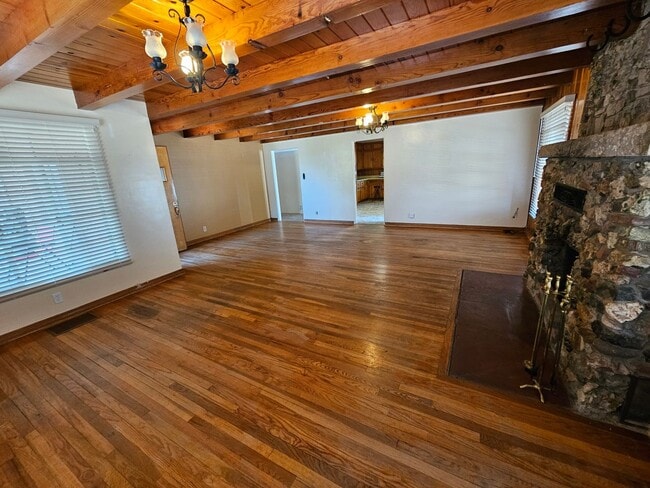 Building Photo - Beautiful Retro 3 Bd/2Ba Home Ready Lookin...