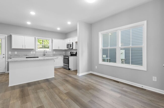 Building Photo - Close to Downtown! Home with 3 Bedrooms an...