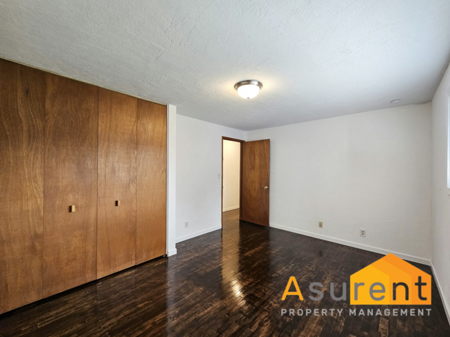 Building Photo - Newly Remodeled 3 Bedroom- 2 Full Bathroom...