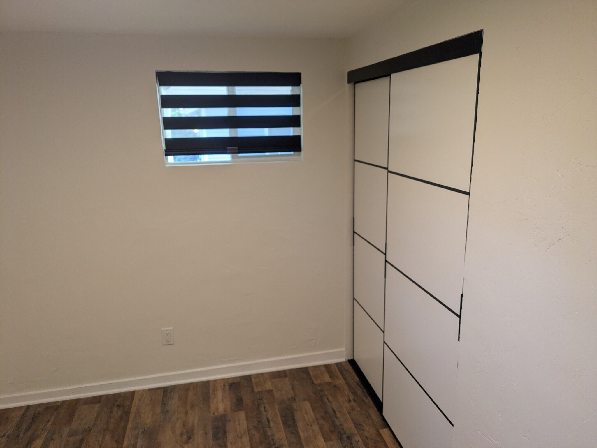 second bedroom - 906 N Division Ave