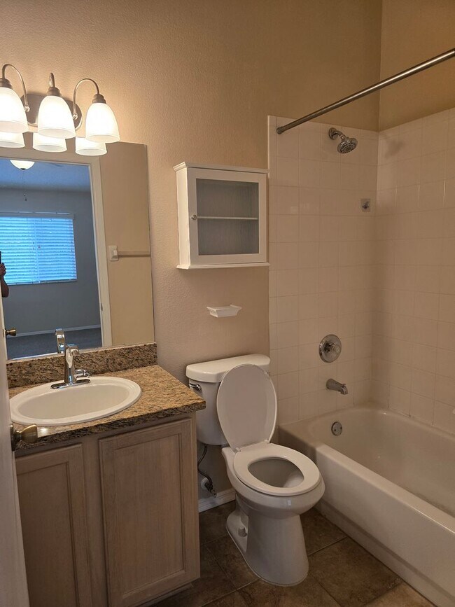 Building Photo - Beautiful 2 Bedroom, 2.5 Bath Townhome in Private Gated Community Of Hunter's Key In New Tampa