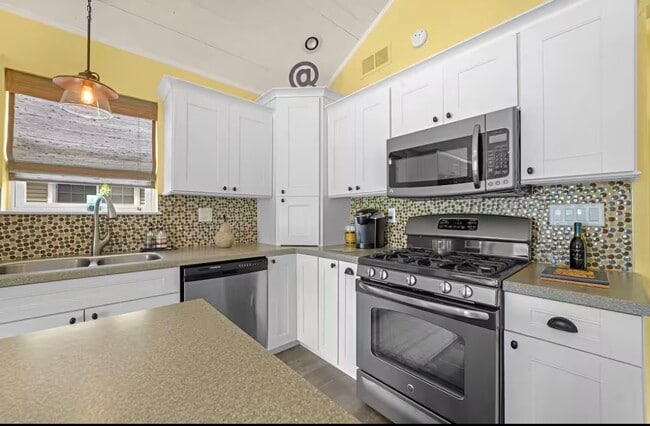 Building Photo - 8043 S Portage Rd