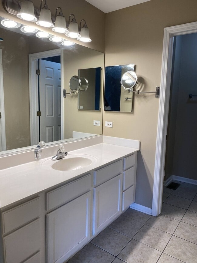 Building Photo - 2824 White Thorn Cir