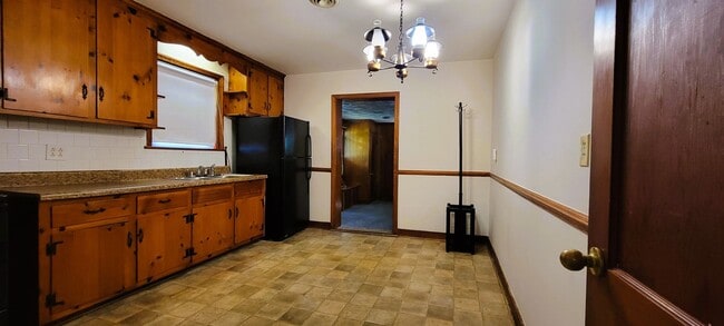 Building Photo - Brick ranch in Southside with large privat...