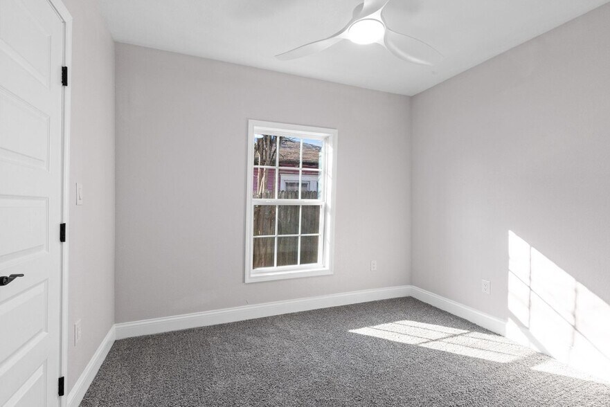 Building Photo - 2435 Sharon St